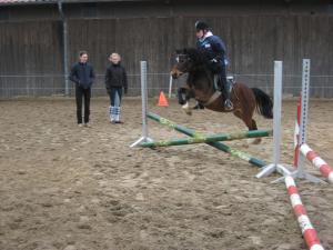 Respectable Beauty - Welsh A-Stute, mit ihrer Reiterin Judith Otte bei der Prfung zum Groen Hufeisen auf dem Reitplatz vom Ponyland. Es schauen zu die Richterin Kathrin Schmielau und Pia Wieczorek , die die Gruppe vorbereitet und vorgestellt hat